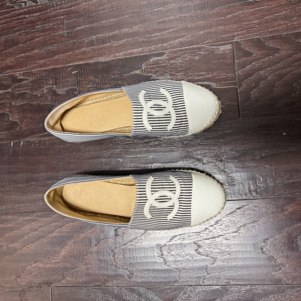 CHANEL Black and White Espadrilles with Iconic CC Logo - Picture 2 of 6